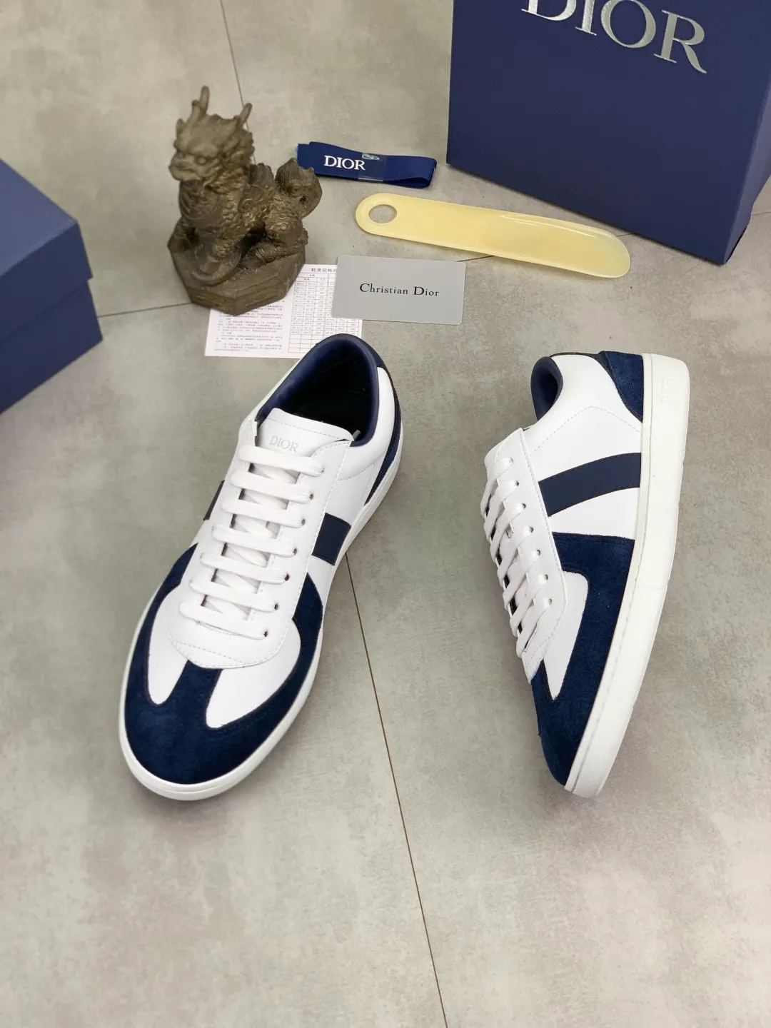 Men's shoes 💰P360 New Dior B01 moral training shoes, white first-layer cowhide, original molded outsole. New to the fall collection, this sneaker marks the return of a Dior classic, reinterpreted in a stylish and elegant silhouette. Crafted from white smooth first-grain cowhide with a tonal silk sheepskin lining, it features the Dior logo on the tongue and inner sides, and a CD icon on the heel. Paired with Tpu anti-slip soles of the same color, it can be matched with various styles to create a sophisticated look.  Code number: 38-44